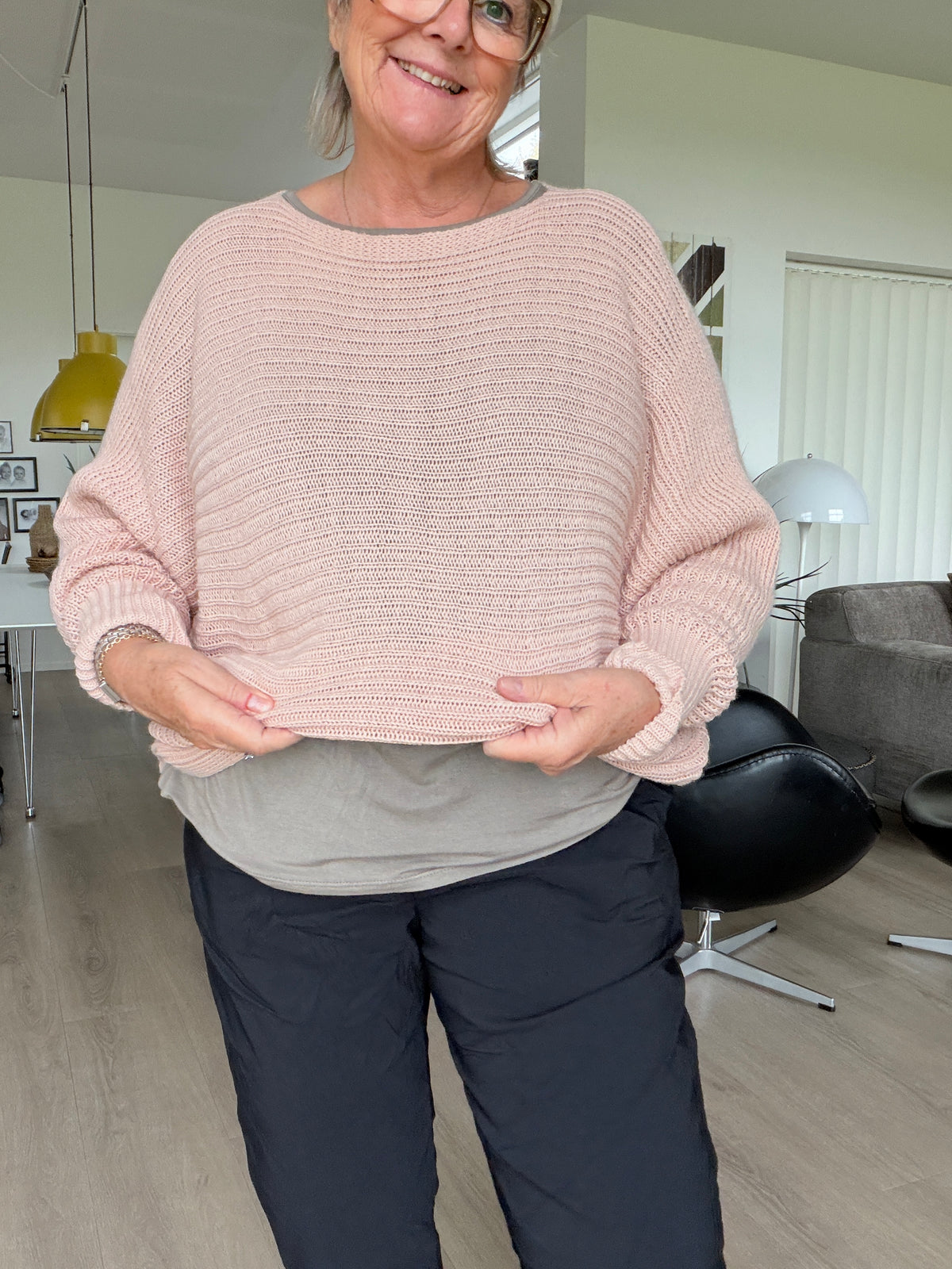 Lone plus size strik – smart og komfortabel strikbluse til kvinder med kurver. En lækker strik med en afslappet og rummelig pasform, der er nem at style til både jeans, leggings og viddebukser. Perfekt til både hverdag og hygge. Brug vores billeder som inspiration, men tjek altid mål og beskrivelse, så du finder den rette pasform til din skønne facon.