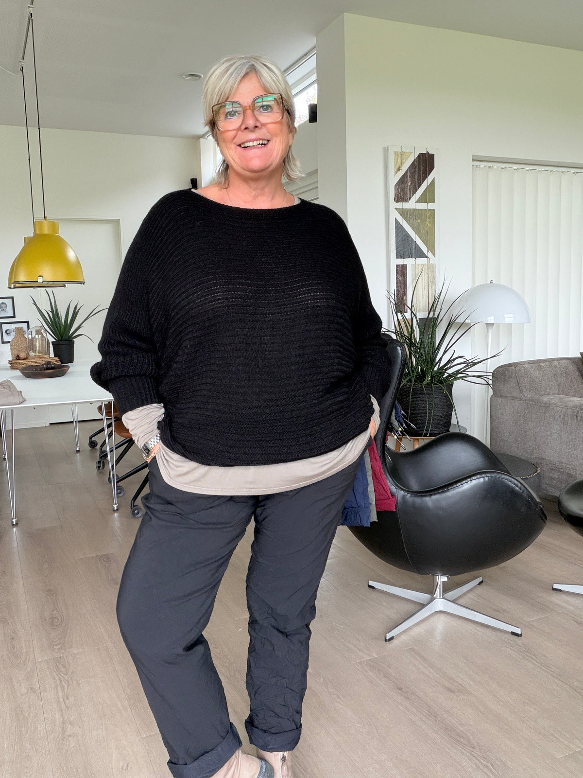 Lone plus size strik – smart og komfortabel strikbluse til kvinder med kurver. En lækker strik med en afslappet og rummelig pasform, der er nem at style til både jeans, leggings og viddebukser. Perfekt til både hverdag og hygge. Brug vores billeder som inspiration, men tjek altid mål og beskrivelse, så du finder den rette pasform til din skønne facon.