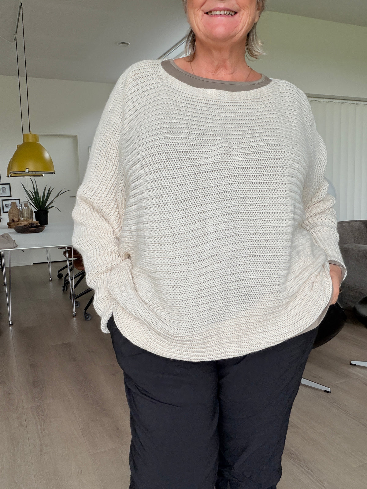 Lone plus size strik – smart og komfortabel strikbluse til kvinder med kurver. En lækker strik med en afslappet og rummelig pasform, der er nem at style til både jeans, leggings og viddebukser. Perfekt til både hverdag og hygge. Brug vores billeder som inspiration, men tjek altid mål og beskrivelse, så du finder den rette pasform til din skønne facon.