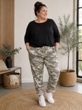 Den populære Lotte buks, nu med mere plads op over mave og numse. Den er til dig som fylder godt opover og gerne vil ha' lidt ekstra plads til dine lår.

Buksen er perfekt til plus size kvinden som elsker en camouflage buks med en god mængde stræk. 

Billedet er genereret vha. AI-teknologi for at vise buksen på en person.  