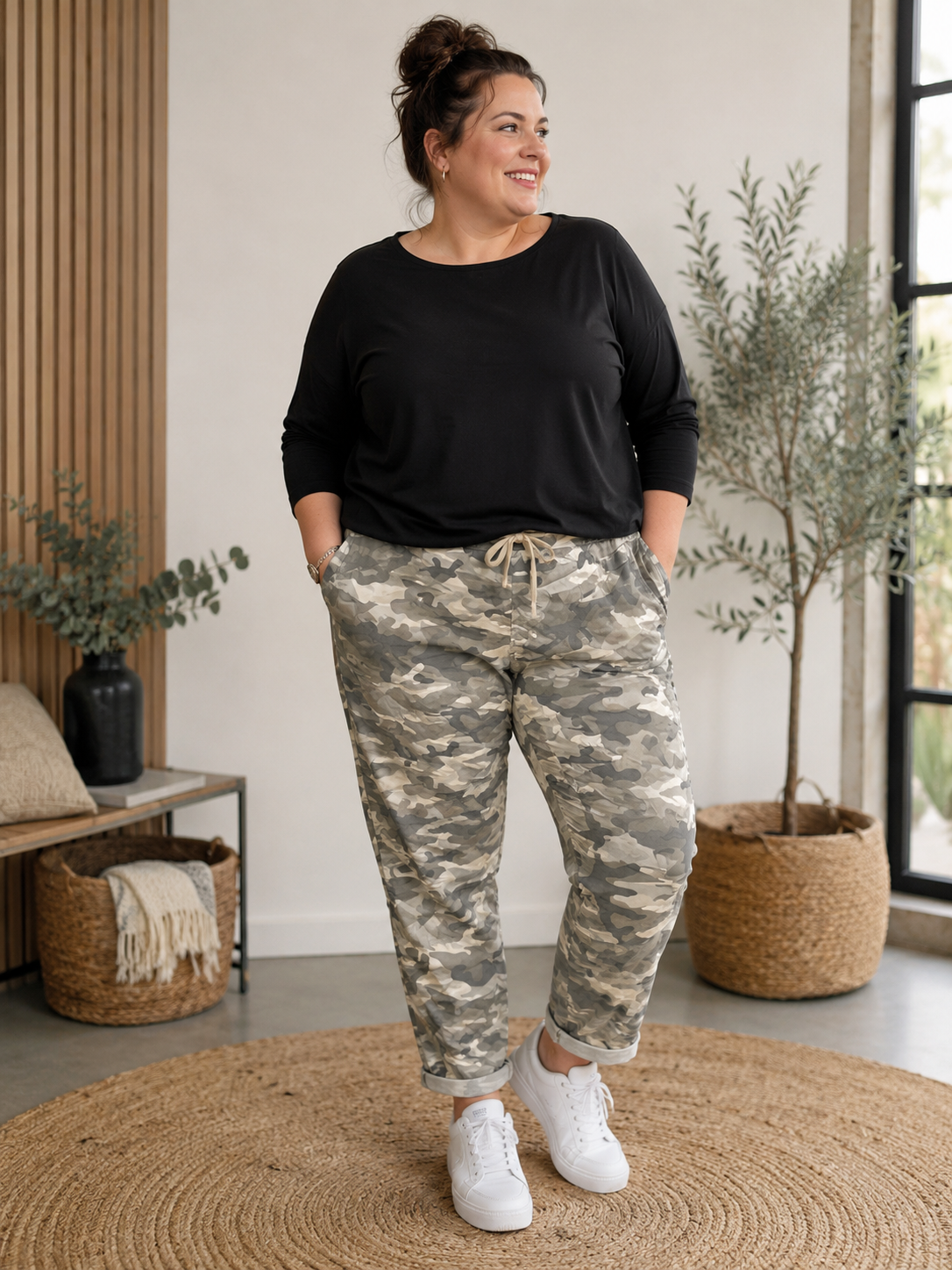 Den populære Lotte buks, nu med mere plads op over mave og numse. Den er til dig som fylder godt opover og gerne vil ha' lidt ekstra plads til dine lår.

Buksen er perfekt til plus size kvinden som elsker en camouflage buks med en god mængde stræk. 

Billedet er genereret vha. AI-teknologi for at vise buksen på en person.  