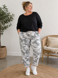 Den populære Lotte buks, nu med mere plads op over mave og numse. Den er til dig som fylder godt opover og gerne vil ha' lidt ekstra plads til dine lår.

Buksen er perfekt til plus size kvinden som elsker en camouflage buks med en god mængde stræk. 

Billedet er genereret vha. AI-teknologi for at vise buksen på en person.  