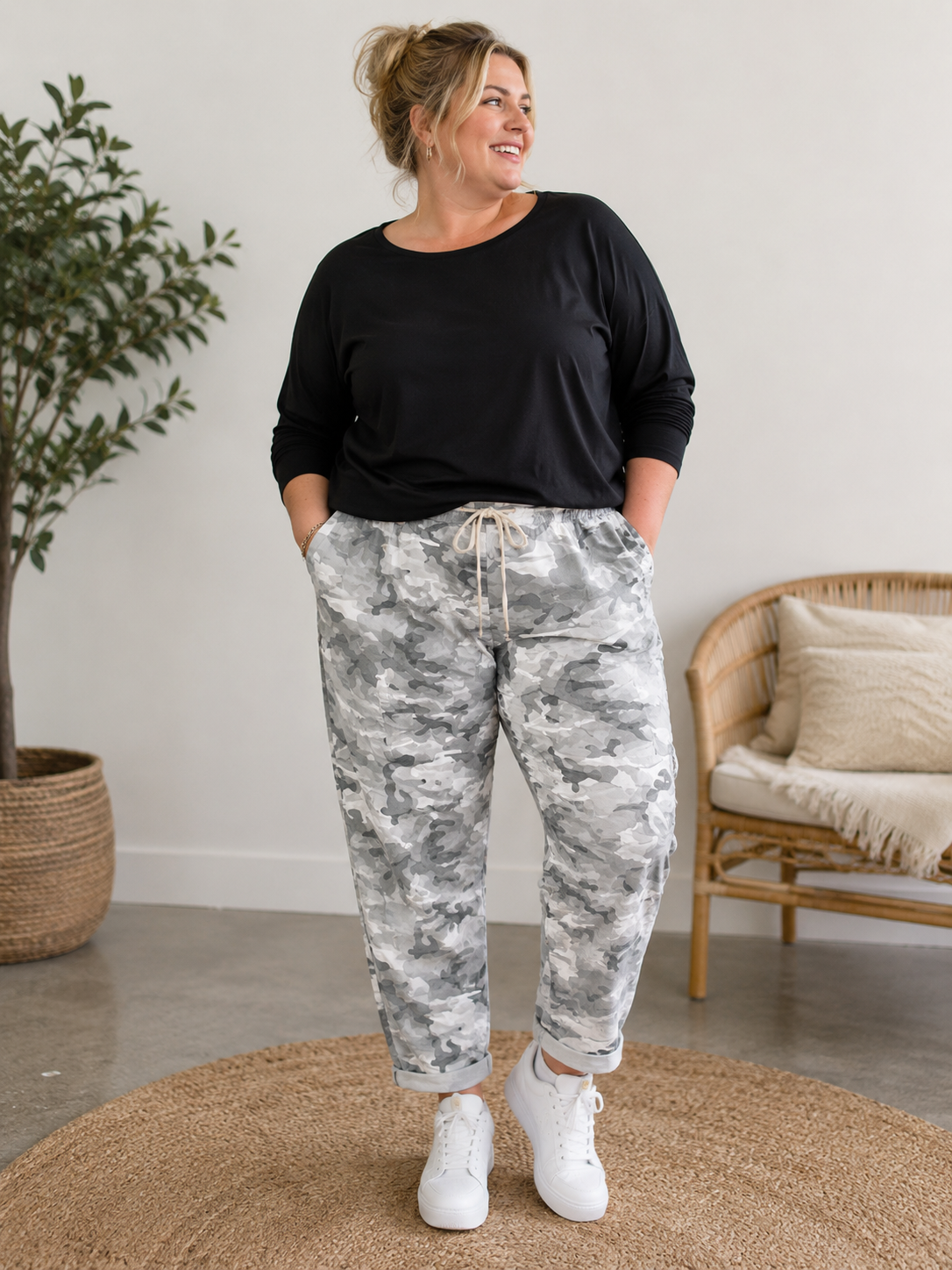 Den populære Lotte buks, nu med mere plads op over mave og numse. Den er til dig som fylder godt opover og gerne vil ha' lidt ekstra plads til dine lår.

Buksen er perfekt til plus size kvinden som elsker en camouflage buks med en god mængde stræk. 

Billedet er genereret vha. AI-teknologi for at vise buksen på en person.  