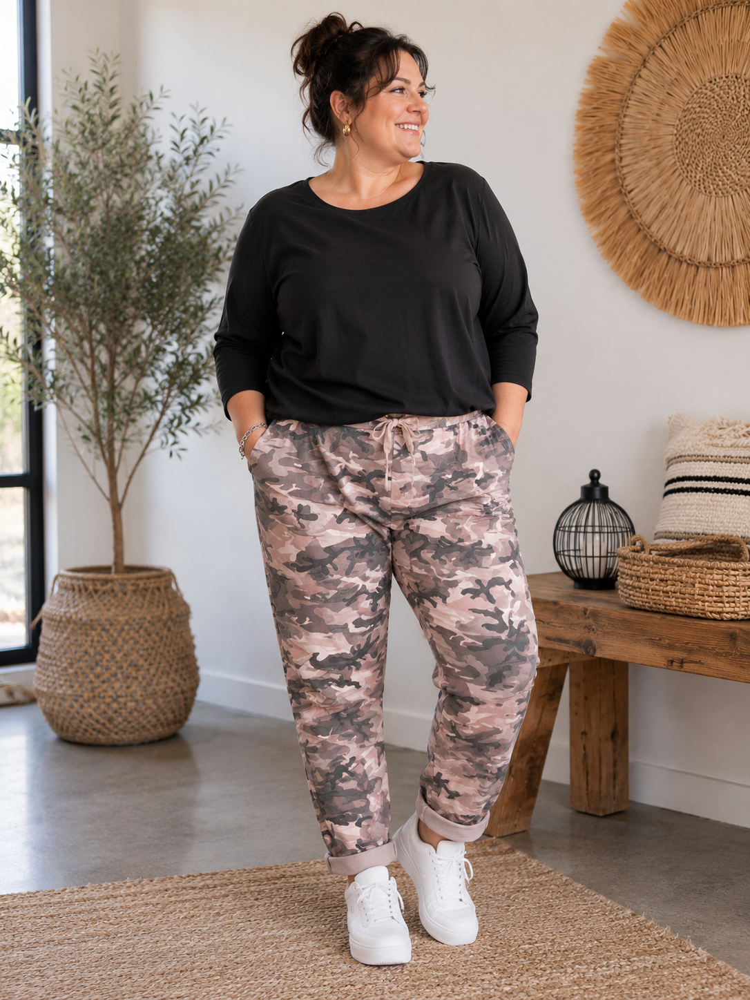 Den populære Lotte buks, nu med mere plads op over mave og numse. Den er til dig som fylder godt opover og gerne vil ha' lidt ekstra plads til dine lår.

Buksen er perfekt til plus size kvinden som elsker en camouflage buks med en god mængde stræk. 

Billedet er genereret vha. AI-teknologi for at vise buksen på en person.  