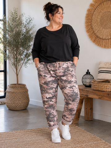 Den populære Lotte buks, nu med mere plads op over mave og numse. Den er til dig som fylder godt opover og gerne vil ha' lidt ekstra plads til dine lår.

Buksen er perfekt til plus size kvinden som elsker en camouflage buks med en god mængde stræk. 

Billedet er genereret vha. AI-teknologi for at vise buksen på en person.  