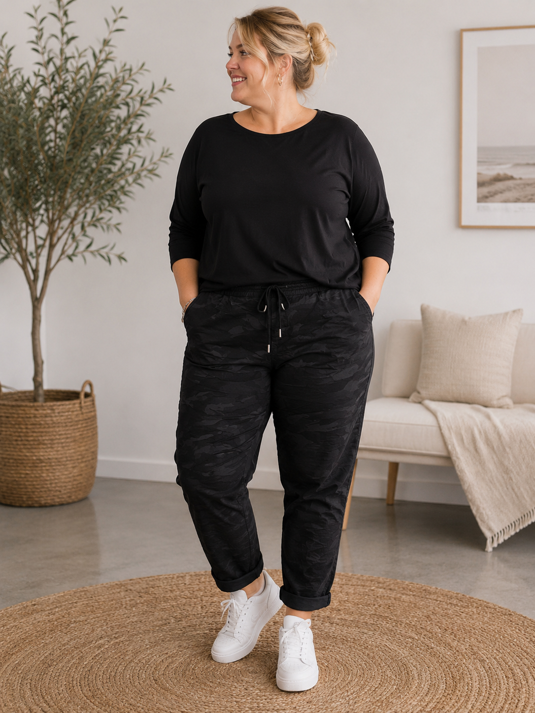 Den populære Lotte buks, nu med mere plads op over mave og numse. Den er til dig som fylder godt opover og gerne vil ha' lidt ekstra plads til dine lår.

Buksen er perfekt til plus size kvinden som elsker en camouflage buks med en god mængde stræk. 

Billedet er genereret vha. AI-teknologi for at vise buksen på en person.  