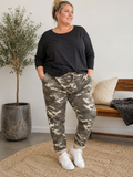 Den populære Lotte buks, nu med mere plads op over mave og numse. Den er til dig som fylder godt opover og gerne vil ha' lidt ekstra plads til dine lår.

Buksen er perfekt til plus size kvinden som elsker en camouflage buks med en god mængde stræk. 

Billedet er genereret vha. AI-teknologi for at vise buksen på en person.  