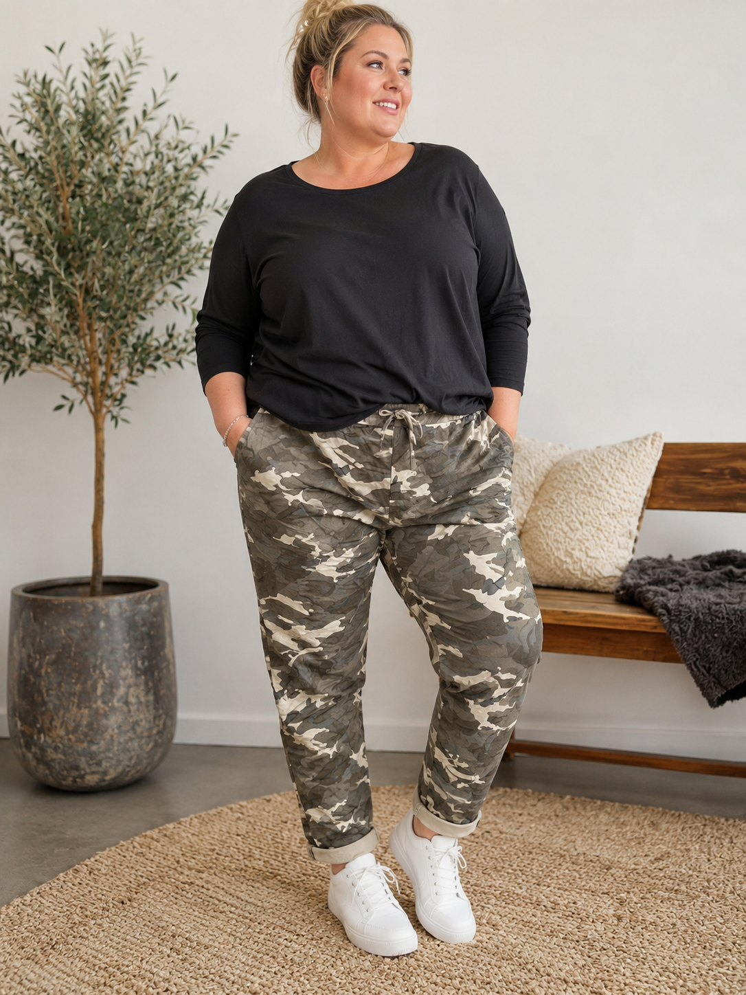 Den populære Lotte buks, nu med mere plads op over mave og numse. Den er til dig som fylder godt opover og gerne vil ha' lidt ekstra plads til dine lår.

Buksen er perfekt til plus size kvinden som elsker en camouflage buks med en god mængde stræk. 

Billedet er genereret vha. AI-teknologi for at vise buksen på en person.  