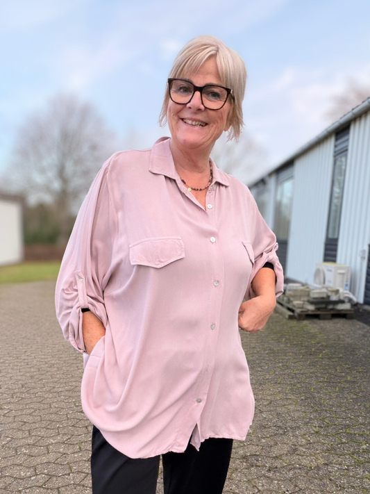 En basis skjorte med en fantastisk pasform til plus size kvinden. Den er gennemknappet og kan bruges både åben og lukket.