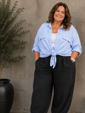 En basis skjorte med en fantastisk pasform til plus size kvinden. Den er gennemknappet og kan bruges både åben og lukket.