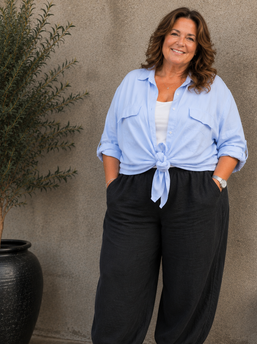 En basis skjorte med en fantastisk pasform til plus size kvinden. Den er gennemknappet og kan bruges både åben og lukket.
