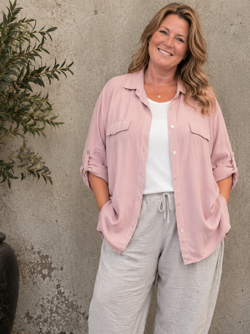En basis skjorte med en fantastisk pasform til plus size kvinden. Den er gennemknappet og kan bruges både åben og lukket.