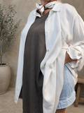 En basis skjorte med en fantastisk pasform til plus size kvinden. Den er gennemknappet og kan bruges både åben og lukket.