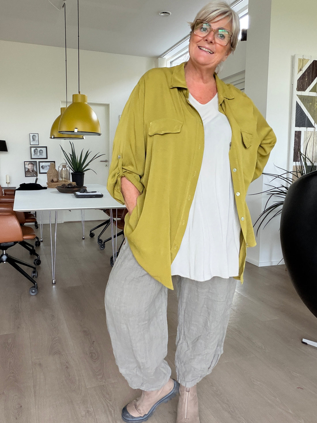 **Alt-tekst:**  
Lulu basis plus size skjorte i let og behagelig kvalitet med løs pasform. En alsidig skjorte, der er nem at style på flere forskellige måder og findes i mange flotte farver. Billedet er AI-genereret.