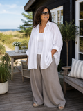Sød plus size skjorte i tynd kvalitet. Den er perfekt her til sommer og kan både bruges lukket men også åben som en cardigan. 

Billedet er genereret vha. AI. 