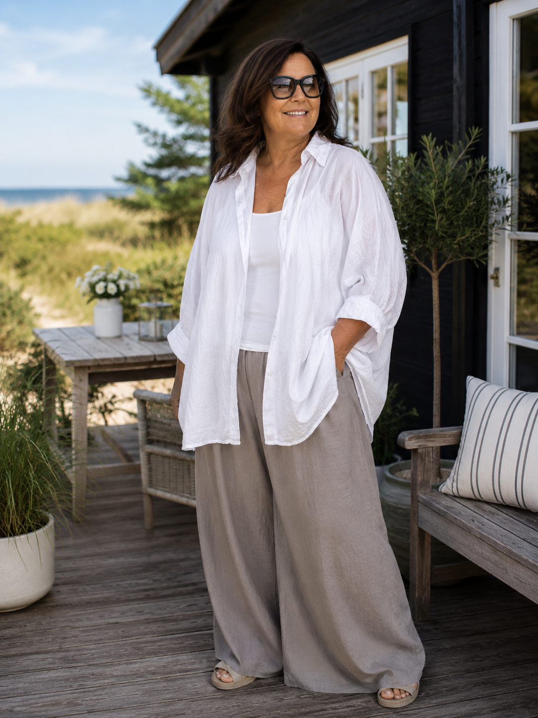 Sød plus size skjorte i tynd kvalitet. Den er perfekt her til sommer og kan både bruges lukket men også åben som en cardigan. 

Billedet er genereret vha. AI. 