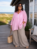 Sød plus size skjorte i tynd kvalitet. Den er perfekt her til sommer og kan både bruges lukket men også åben som en cardigan. 

Billedet er genereret vha. AI. 