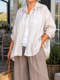 Sød plus size skjorte i tynd kvalitet. Den er perfekt her til sommer og kan både bruges lukket men også åben som en cardigan. 

Billedet er genereret vha. AI. 