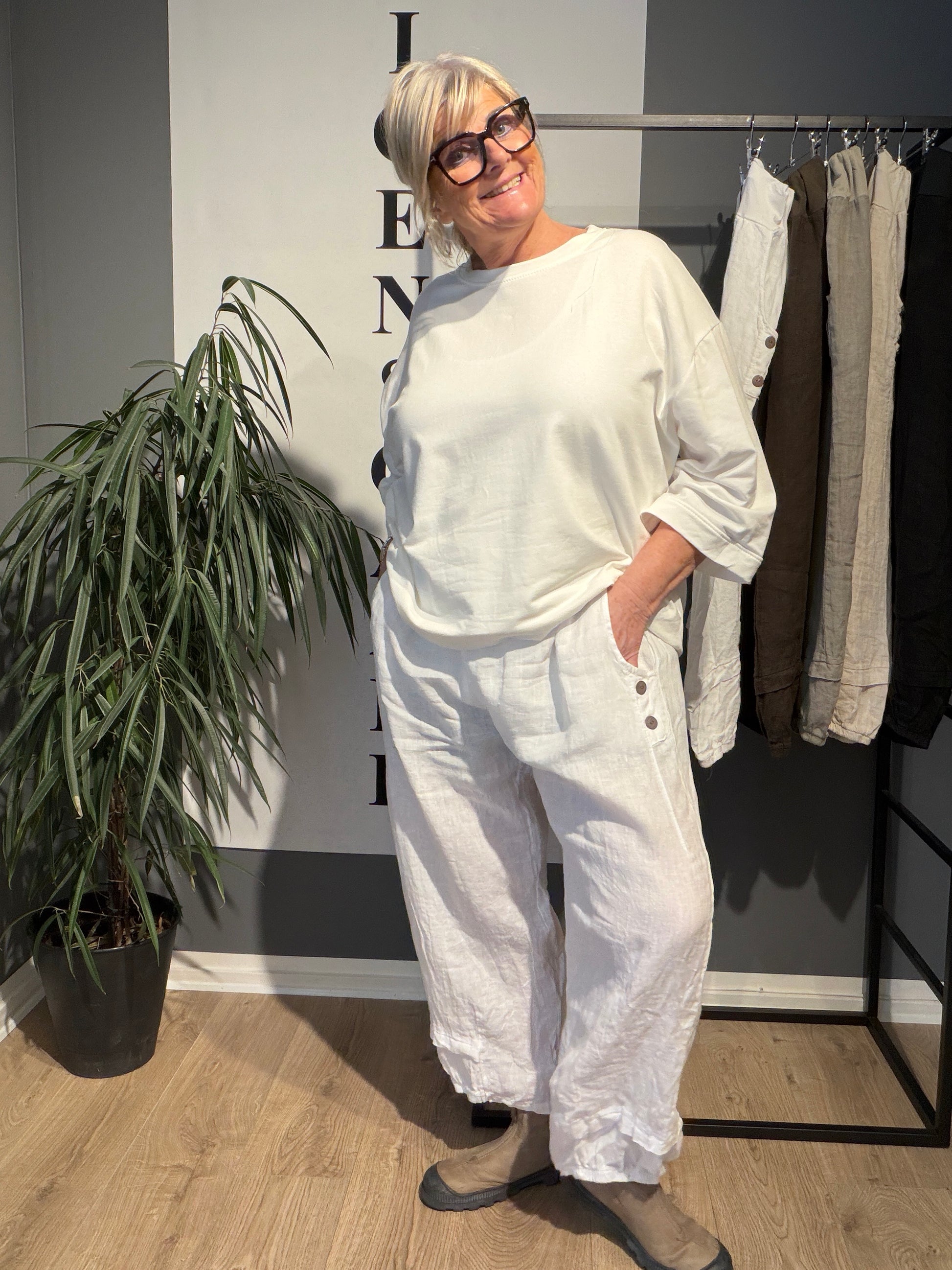 Hulda lang hørbuks findes i flere farver og er en buks du vil blive afhængig af 