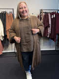 Lang plussize strik cardigan Laura som findes i flere farver hos Sigensgaard.dk