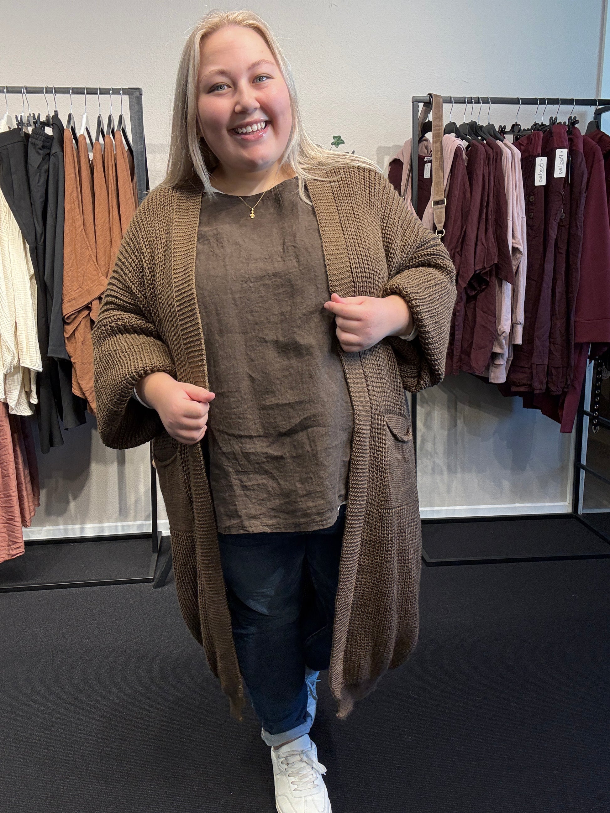 Lang plussize strik cardigan Laura som findes i flere farver hos Sigensgaard.dk
