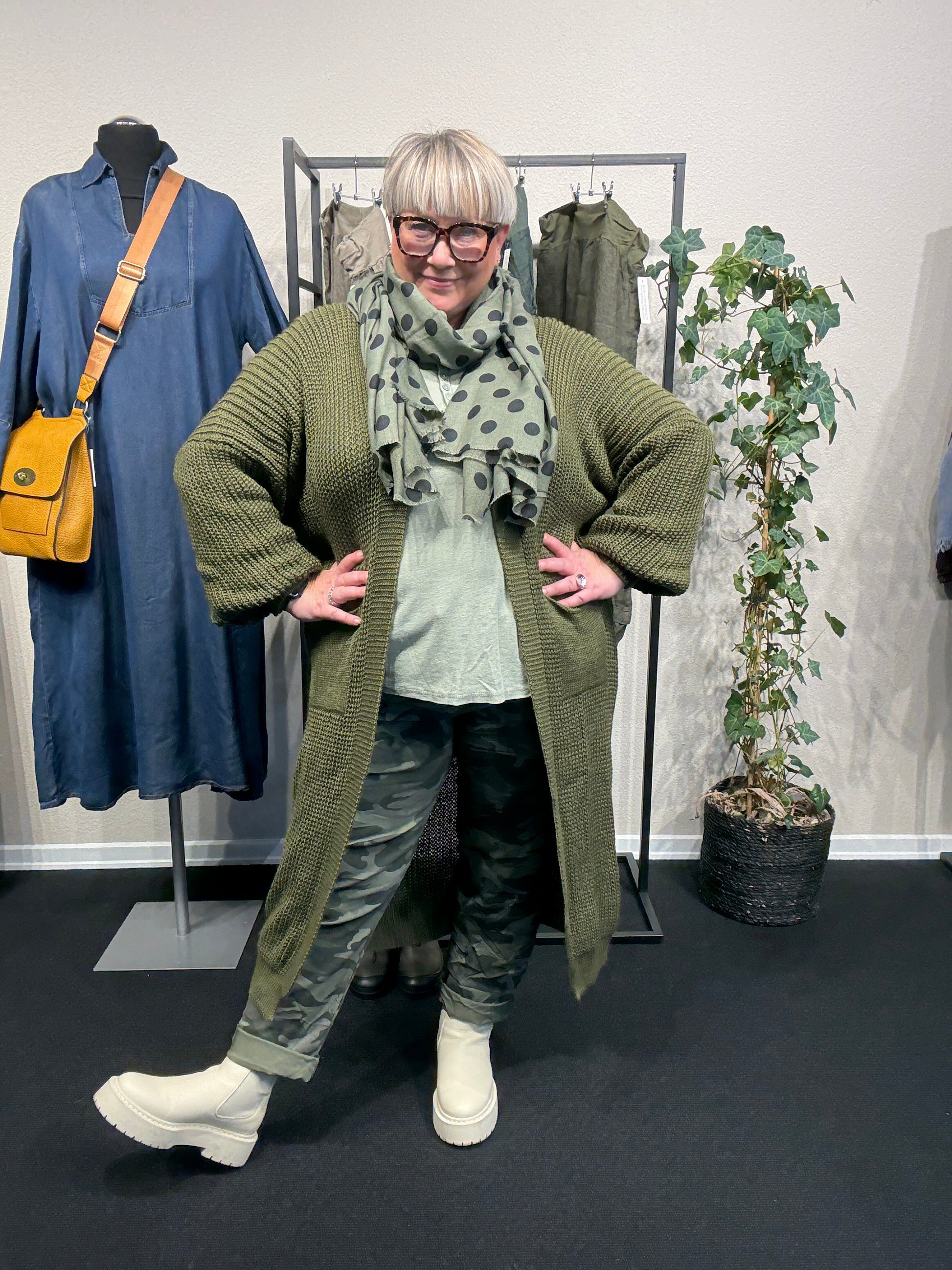 Lang oversize laura cardigan uden knapper findes i flere farver og kan bruges op til størrelse 52/54