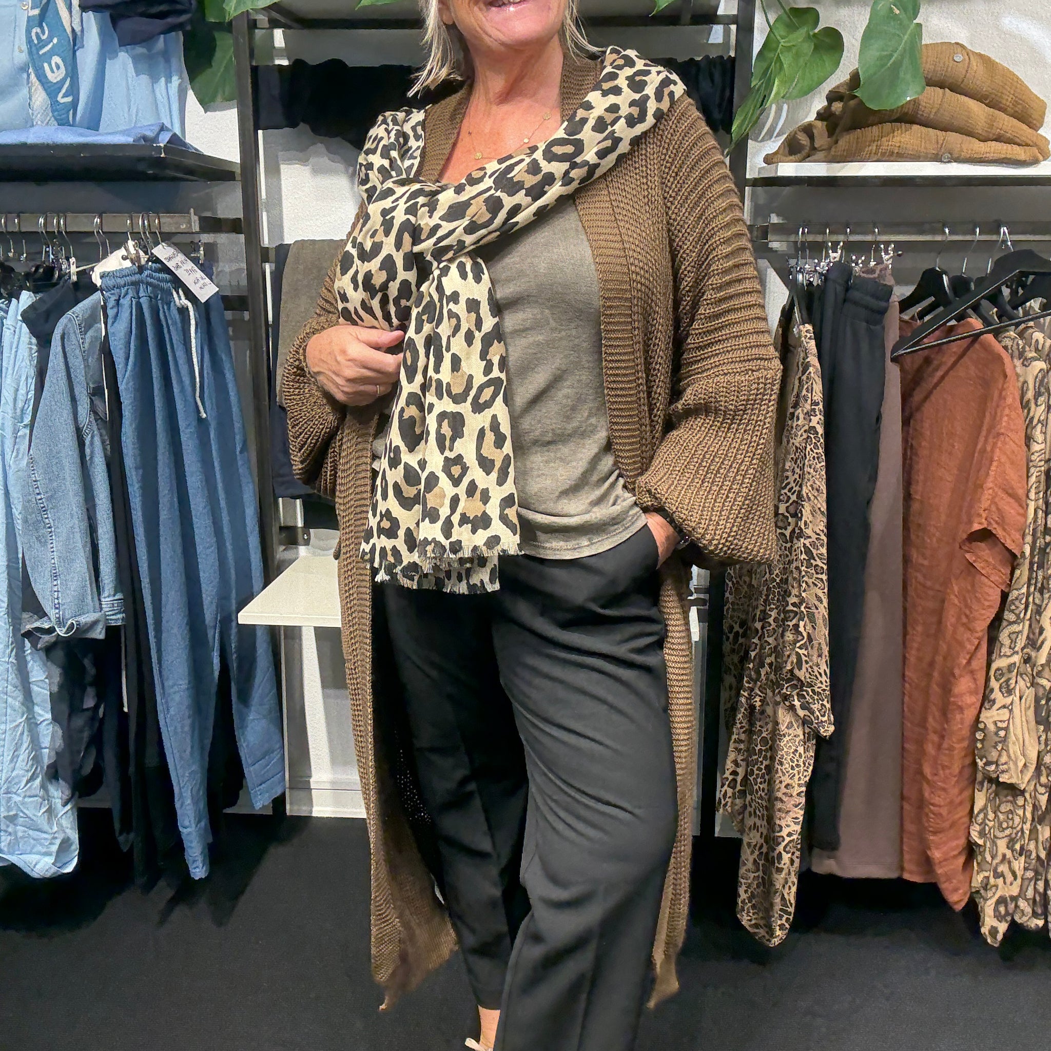Lang plussize strik cardigan Laura som findes i flere farver hos Sigensgaard.dk