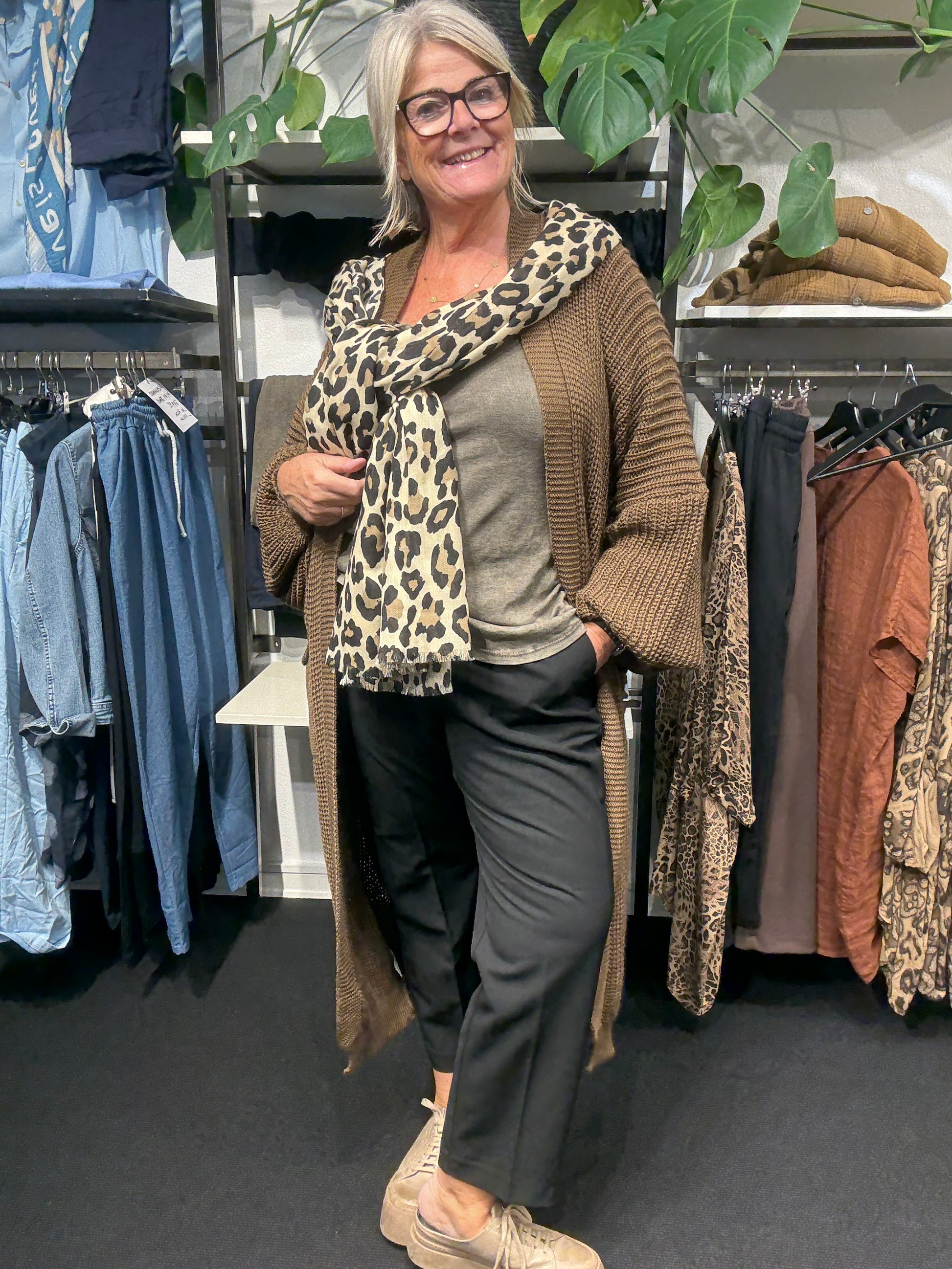 Lang plussize strik cardigan Laura som findes i flere farver hos Sigensgaard.dk
