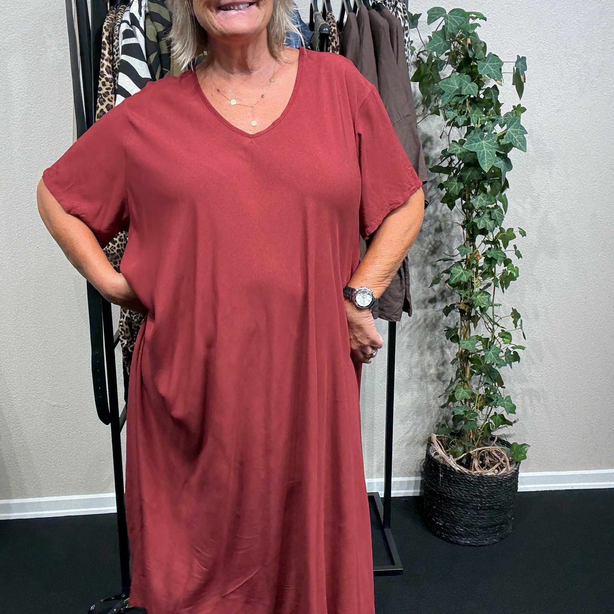 Plussize lang viskose kjole i Bordeaux, en kjole der falder tungt og flot.