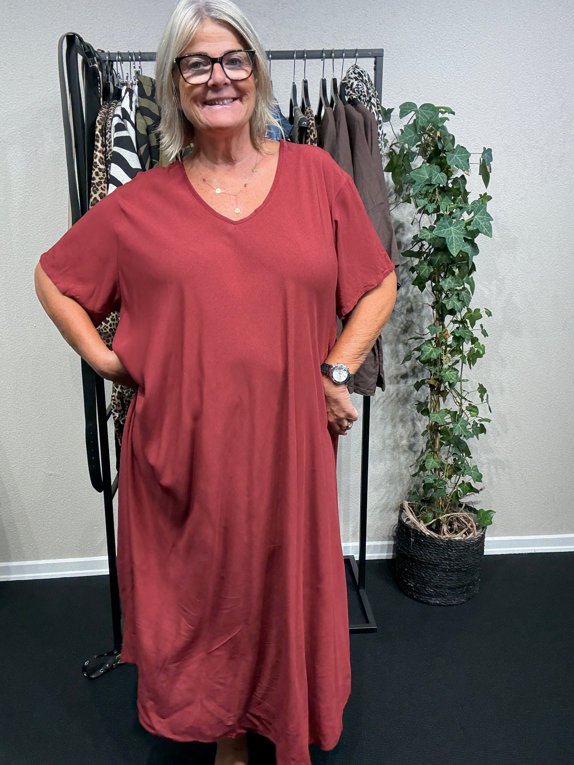 Plussize lang viskose kjole i Bordeaux, en kjole der falder tungt og flot.