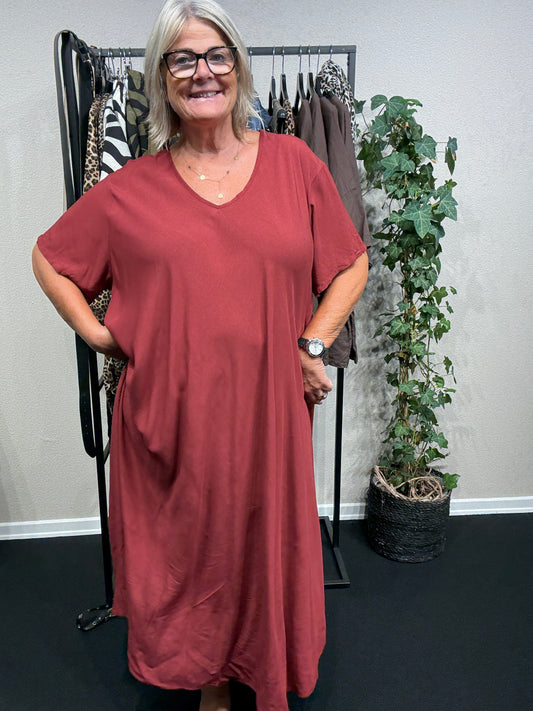 Plussize lang viskose kjole i Bordeaux, en kjole der falder tungt og flot.
