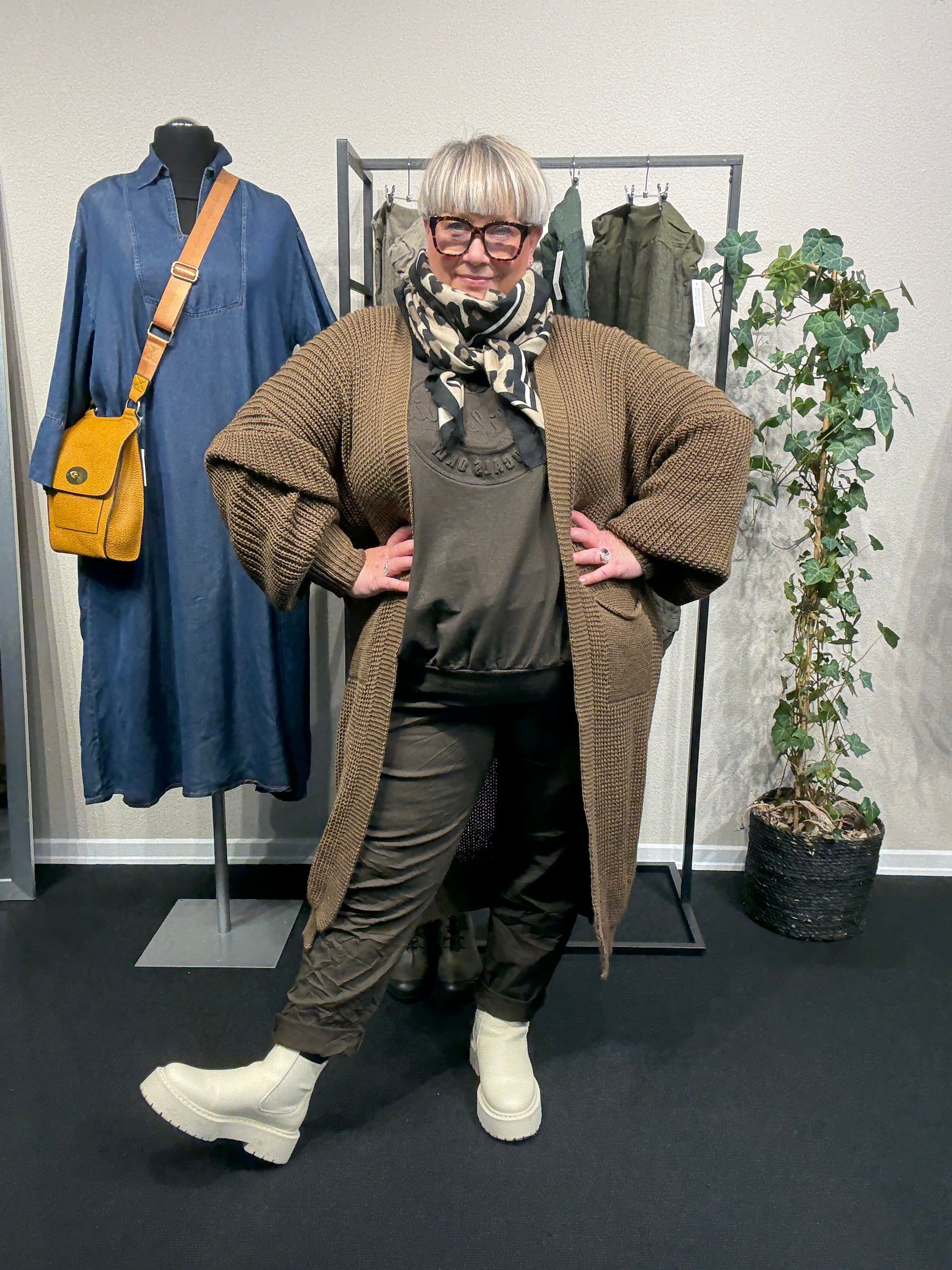 Lang plussize strik cardigan Laura som findes i flere farver hos Sigensgaard.dk