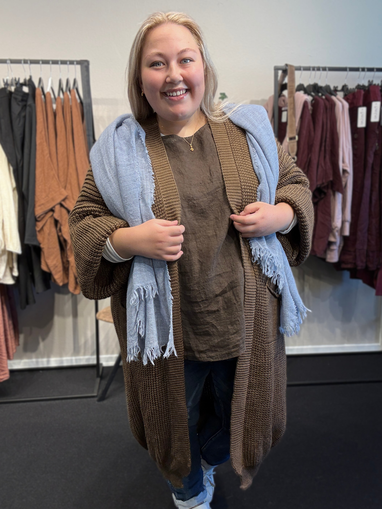 Lang plussize strik cardigan Laura som findes i flere farver hos Sigensgaard.dk