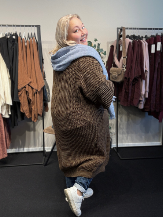 Lang plussize strik cardigan Laura som findes i flere farver hos Sigensgaard.dk