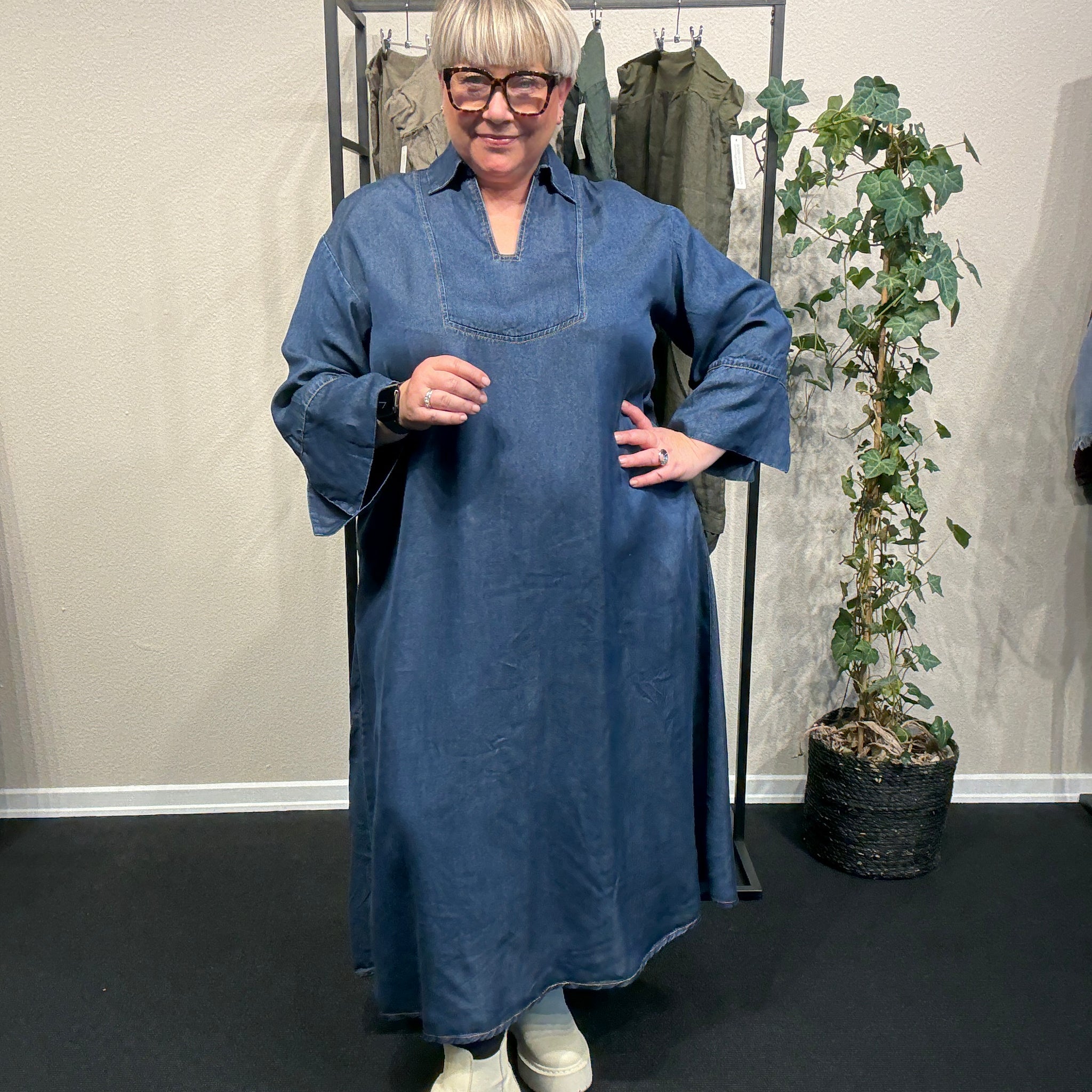 Jeans plussize kjole med den smukke hals  langt ærme og i en A-facon.