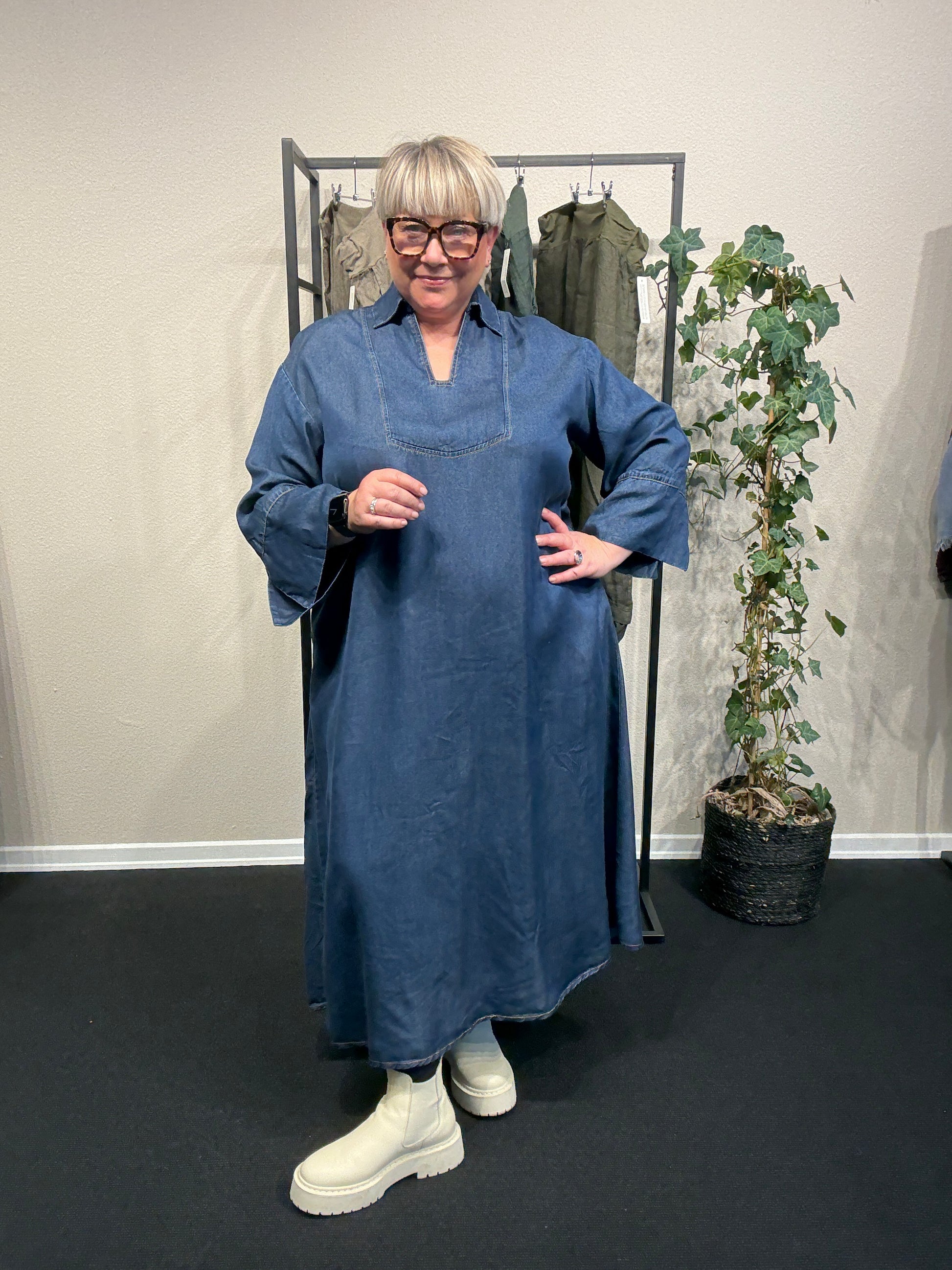 Jeans plussize kjole med den smukke hals  langt ærme og i en A-facon.