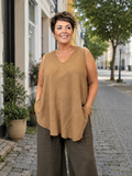 Lena A-toppen er perfekt til plus size kvinden som fyldere mere nedover mave og numse. Den er i en skøn a-facon i en lækker bomuldskvalitet. 

Billedet er genereret vha. AI-teknologi for at vise blusen på en 