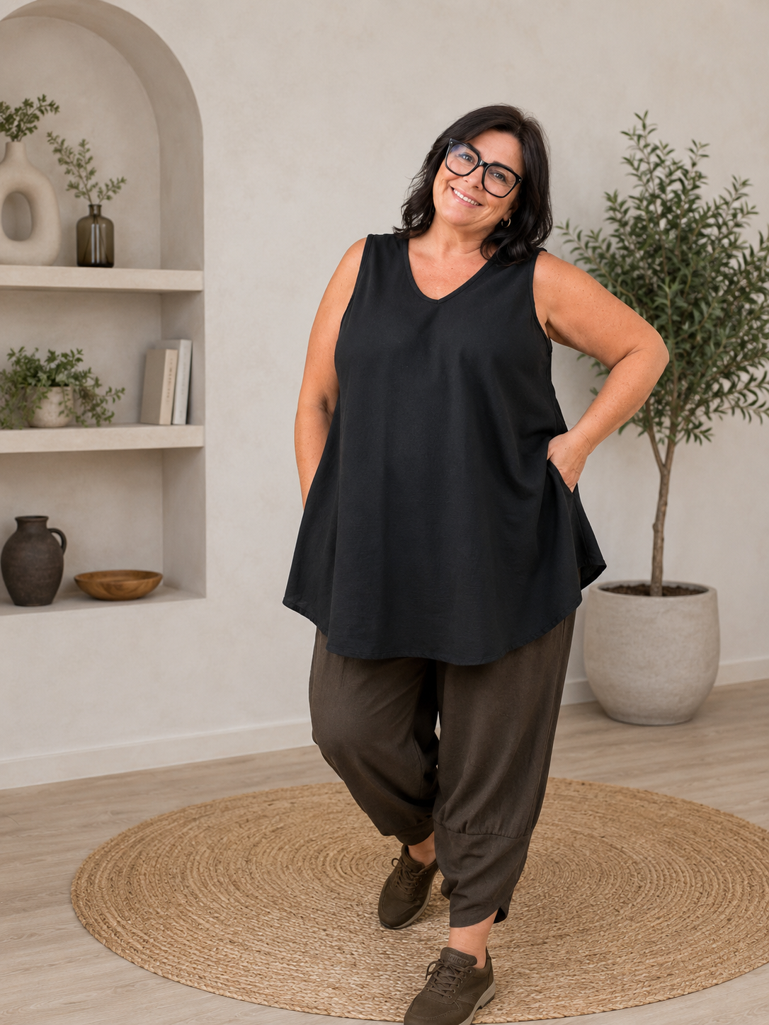 Lena A-toppen er perfekt til plus size kvinden som fyldere mere nedover mave og numse. Den er i en skøn a-facon i en lækker bomuldskvalitet. 
billed er Ai generet