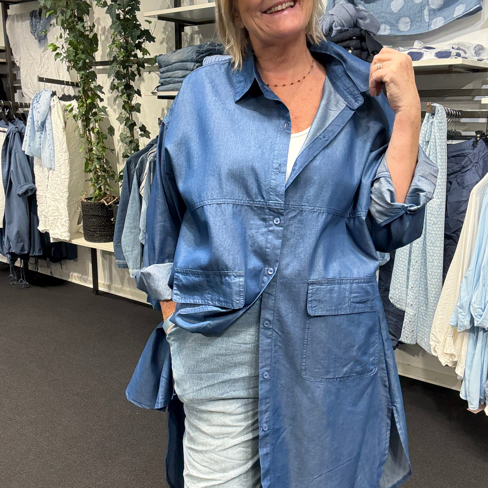 Lena skjorte kjole som er i flere farver til pluspiger fra sigensgaard