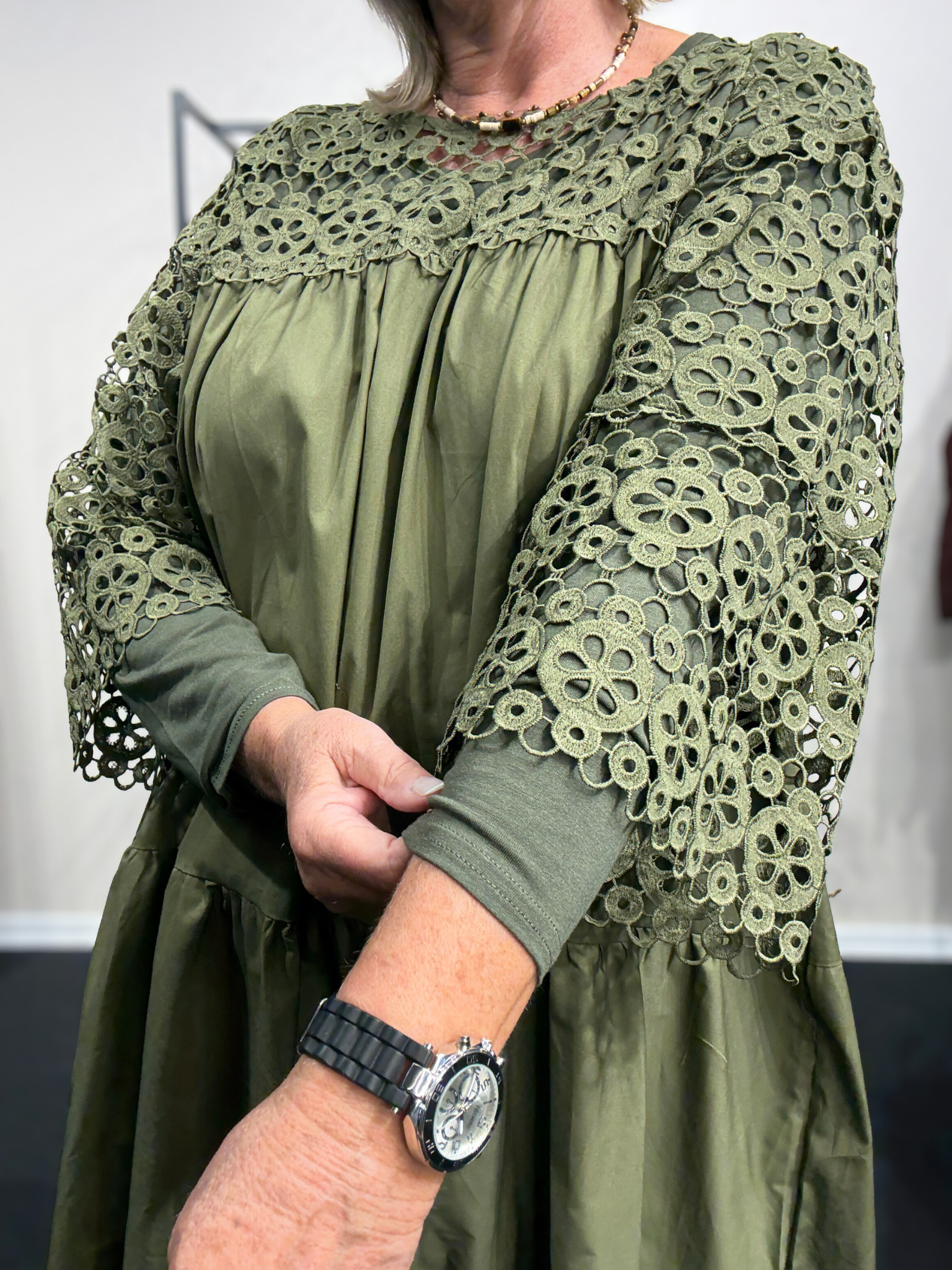 Lang plus size kjole i en skøn facon, som som er specielt god til dig som fylder nedover mave og rumpen. 