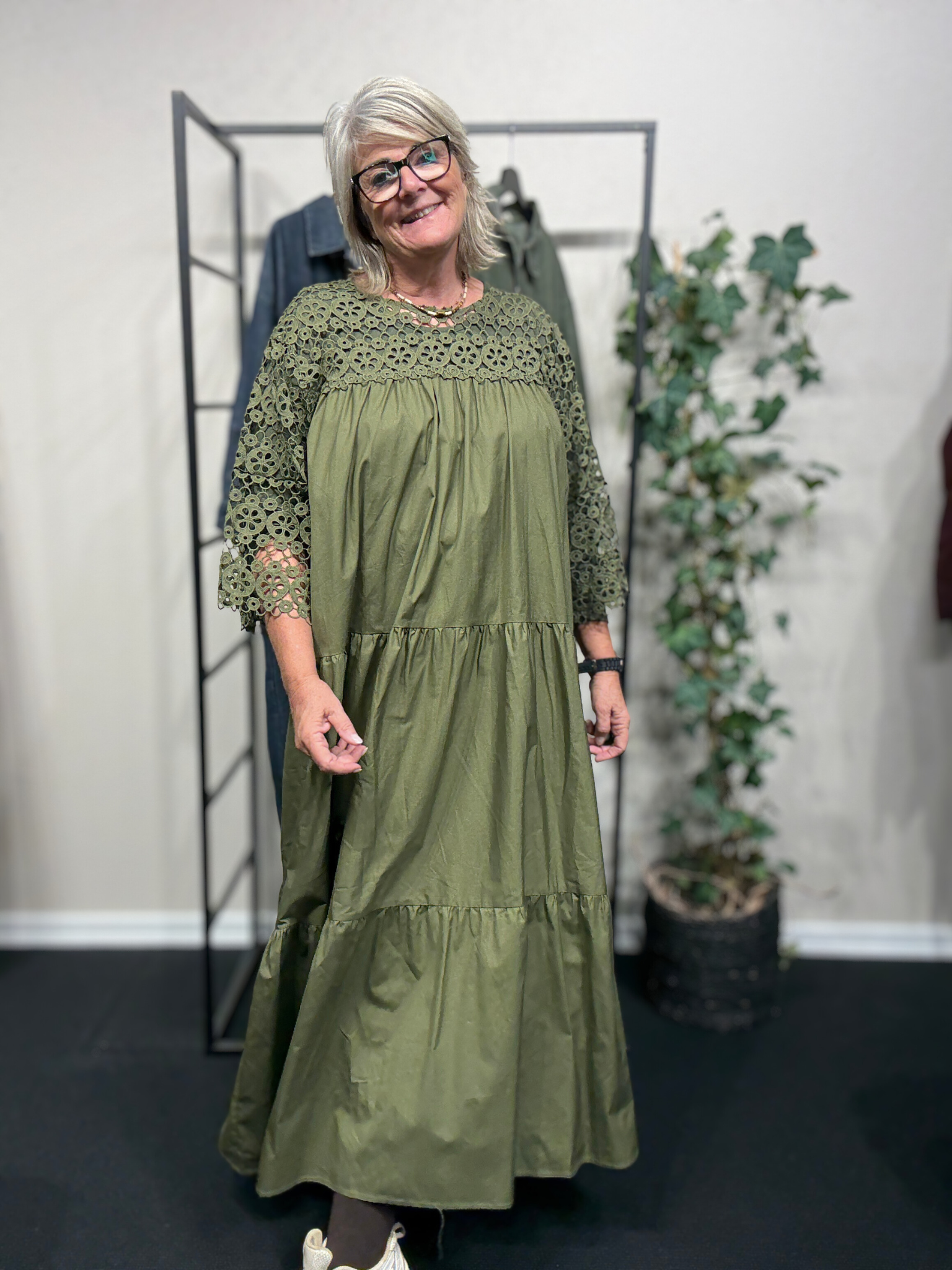 Lang plus size kjole i en skøn facon, som som er specielt god til dig som fylder nedover mave og rumpen. 