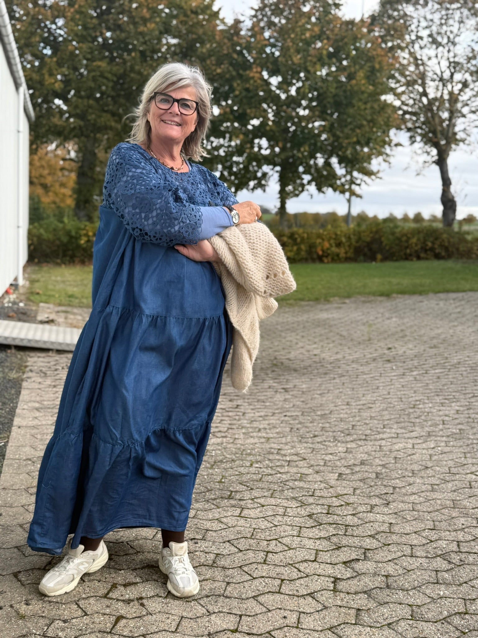 Lang plus size kjole i en skøn facon, som som er specielt god til dig som fylder nedover mave og rumpen. 