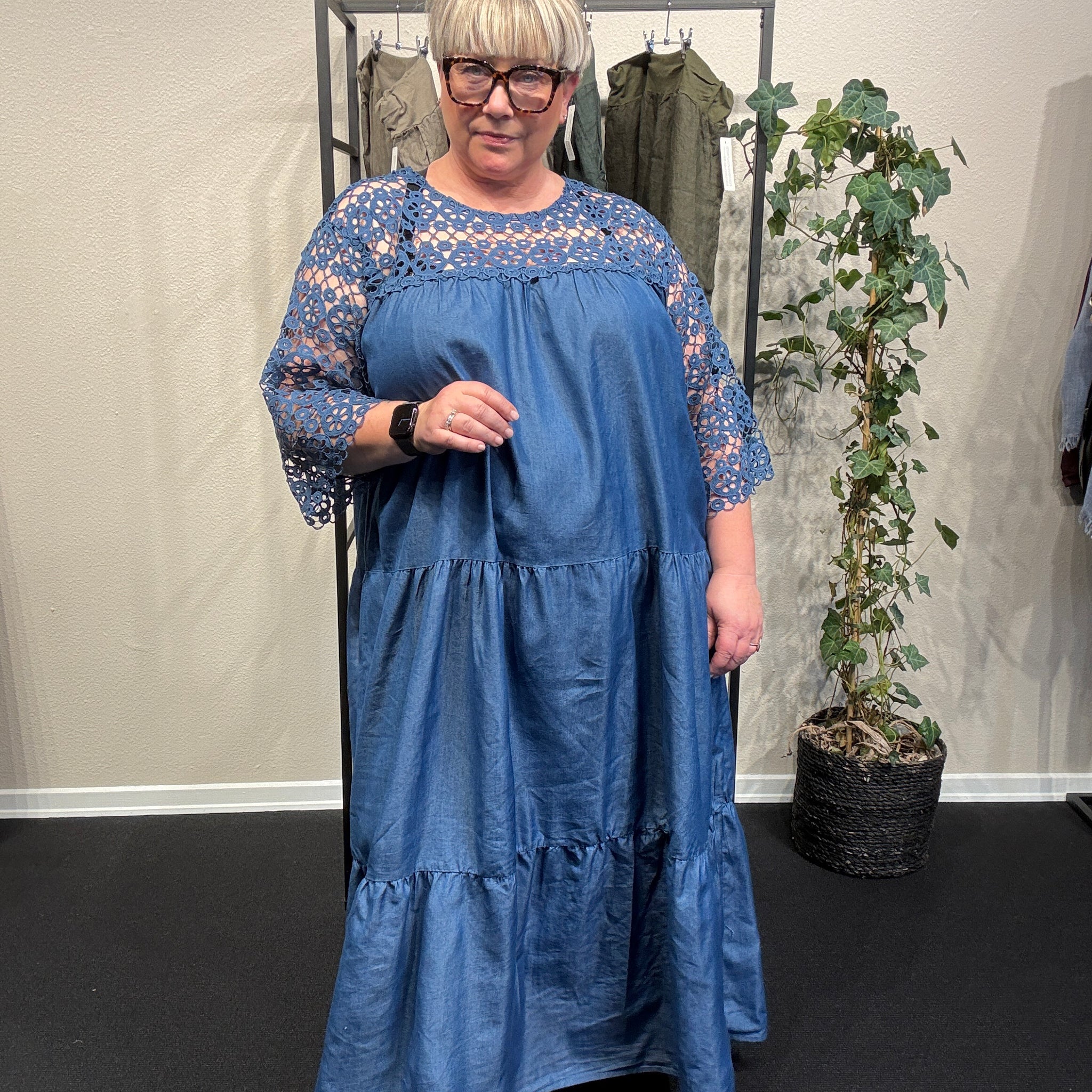Lang plus size kjole i en skøn facon, som som er specielt god til dig som fylder nedover mave og rumpen. 