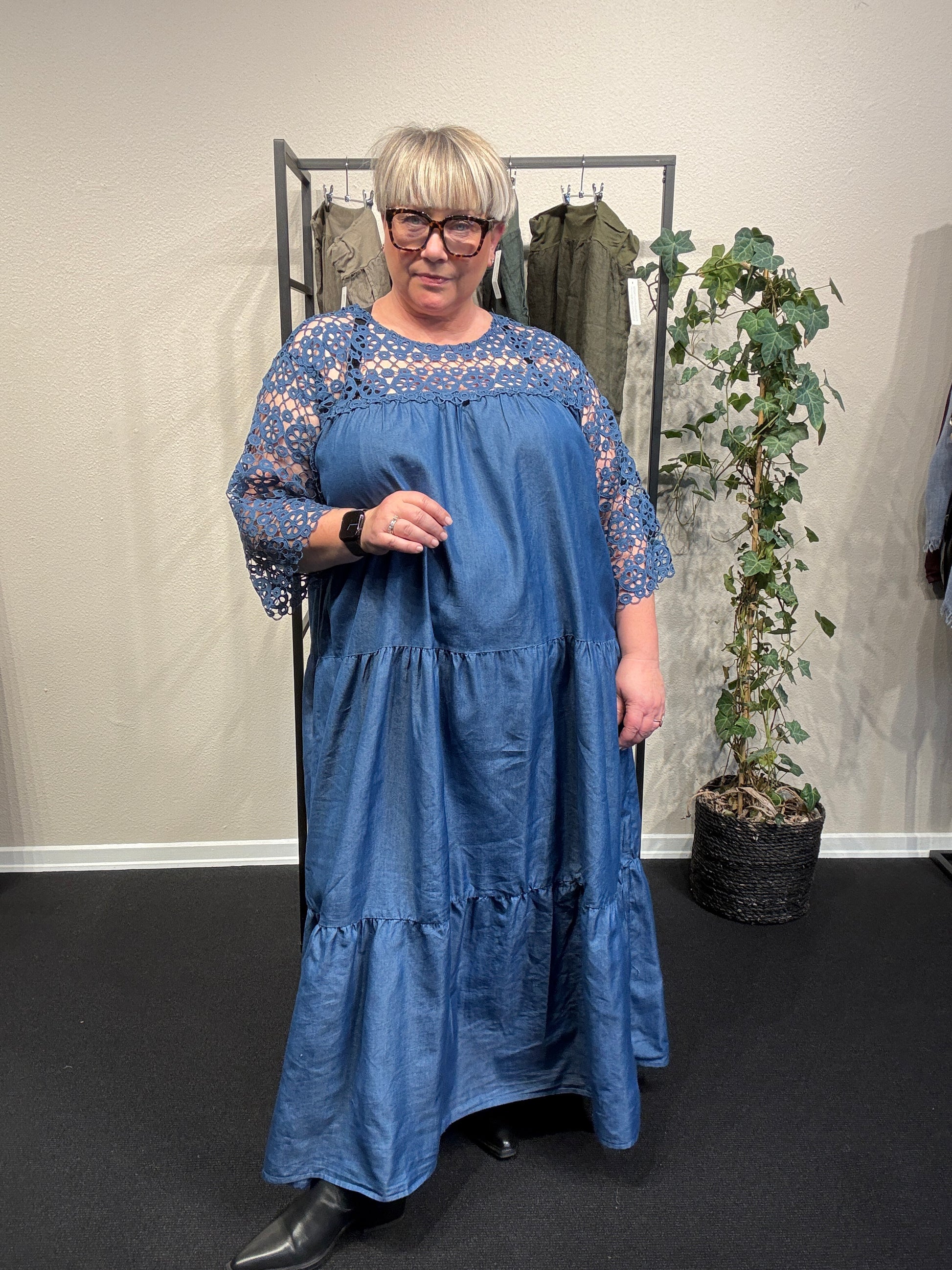 Lang plus size kjole i en skøn facon, som som er specielt god til dig som fylder nedover mave og rumpen. 