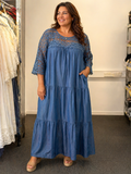 Lang plus size kjole i en skøn facon, som som er specielt god til dig som fylder nedover mave og rumpen. Ai generet