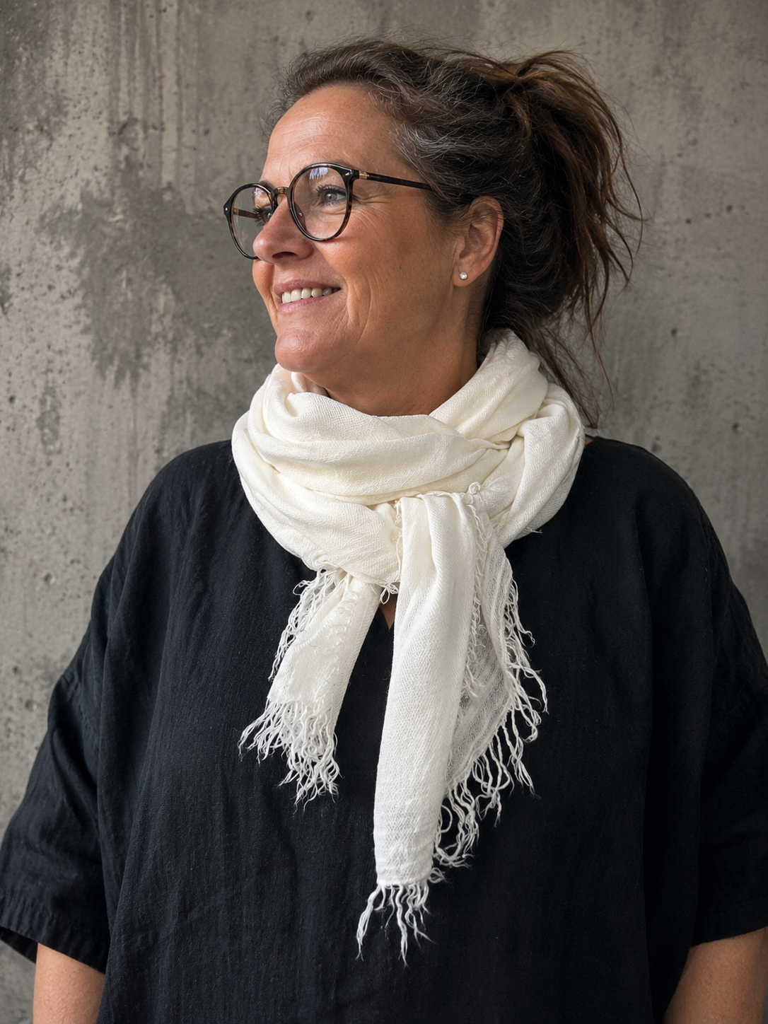 Lene tørklæde med blød struktur og fine frynser – et let og stilfuldt tørklæde til dame, perfekt til både hverdag og lag-på-lag.Billed er 
i generet.