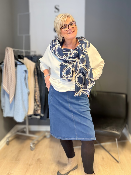 En super cool denim nederdel med lige pasform og let A-form, der skaber et elegant og afslappet look