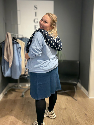 En super cool denim nederdel med lige pasform og let A-form, der skaber et elegant og afslappet look