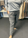 Smart plus size buks i leopard print. De er med lommer og så er der masser af stræk.