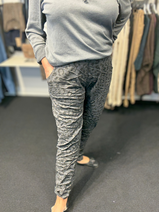 Smart plus size buks i leopard print. De er med lommer og så er der masser af stræk.